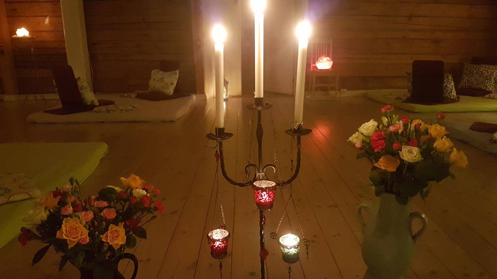 Kynttilät ja kukat